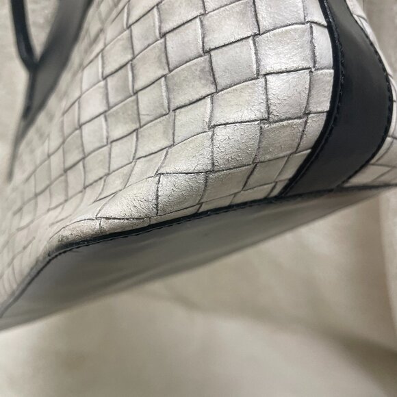 Beautiful, Sophisticated Black/Cream 2-toned Leather Woven Textured Purse by Kem - Picture 12 of 14